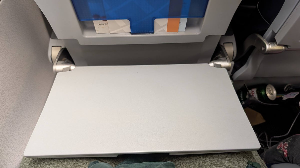 United IAH to MCO tray table