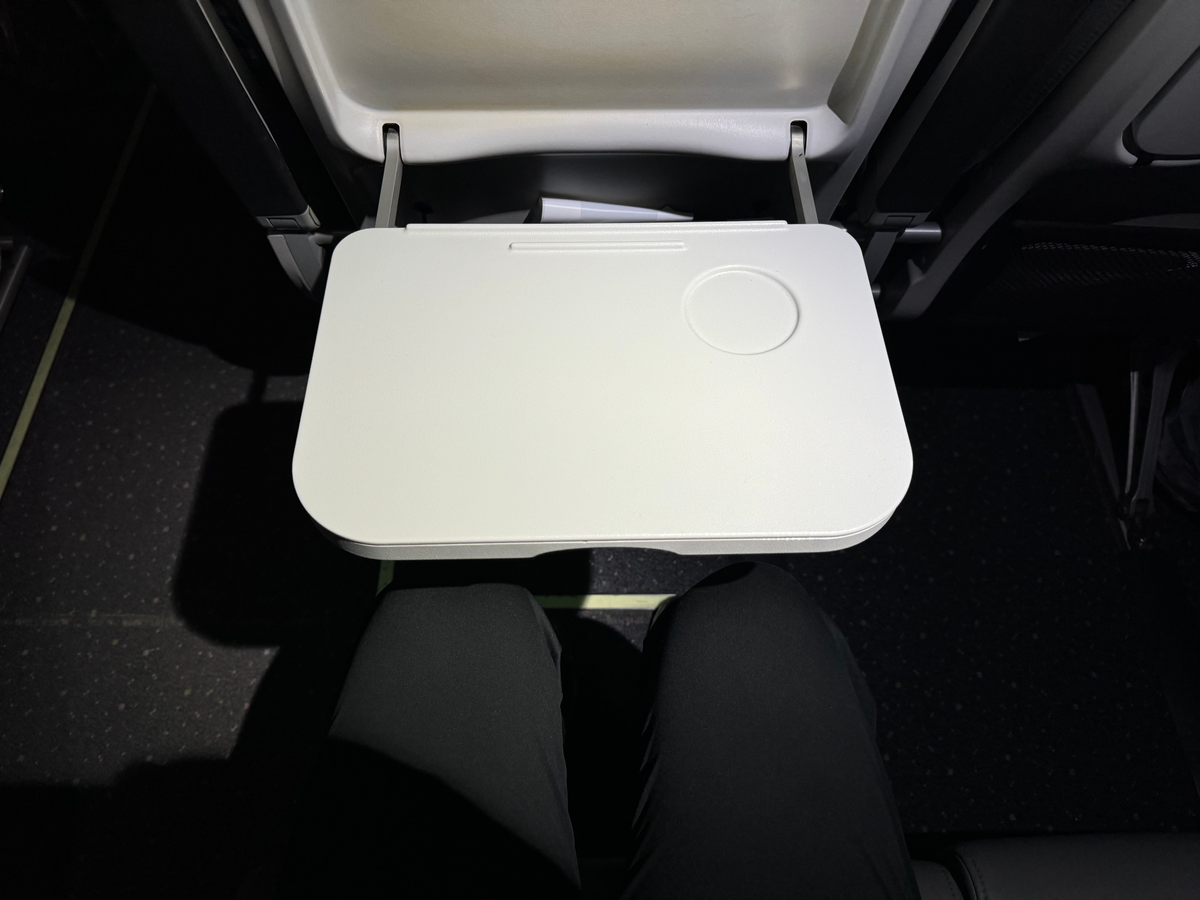 Volaris tray table economy row