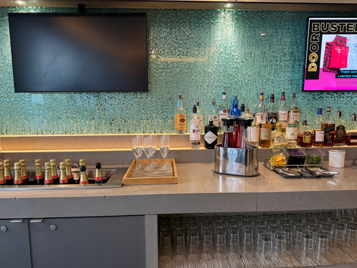 AA Flagship Lounge MIA alcohol