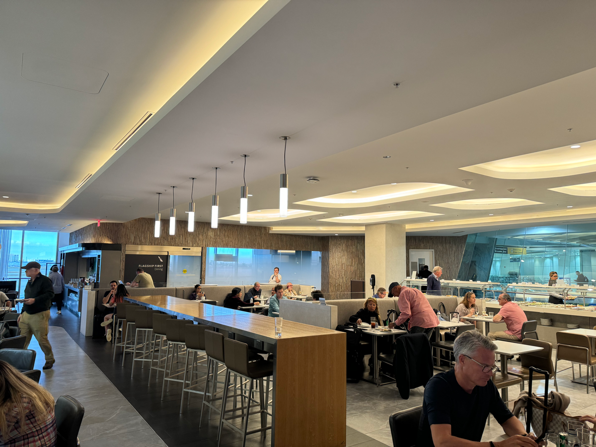 AA Flagship Lounge MIA dining area overview