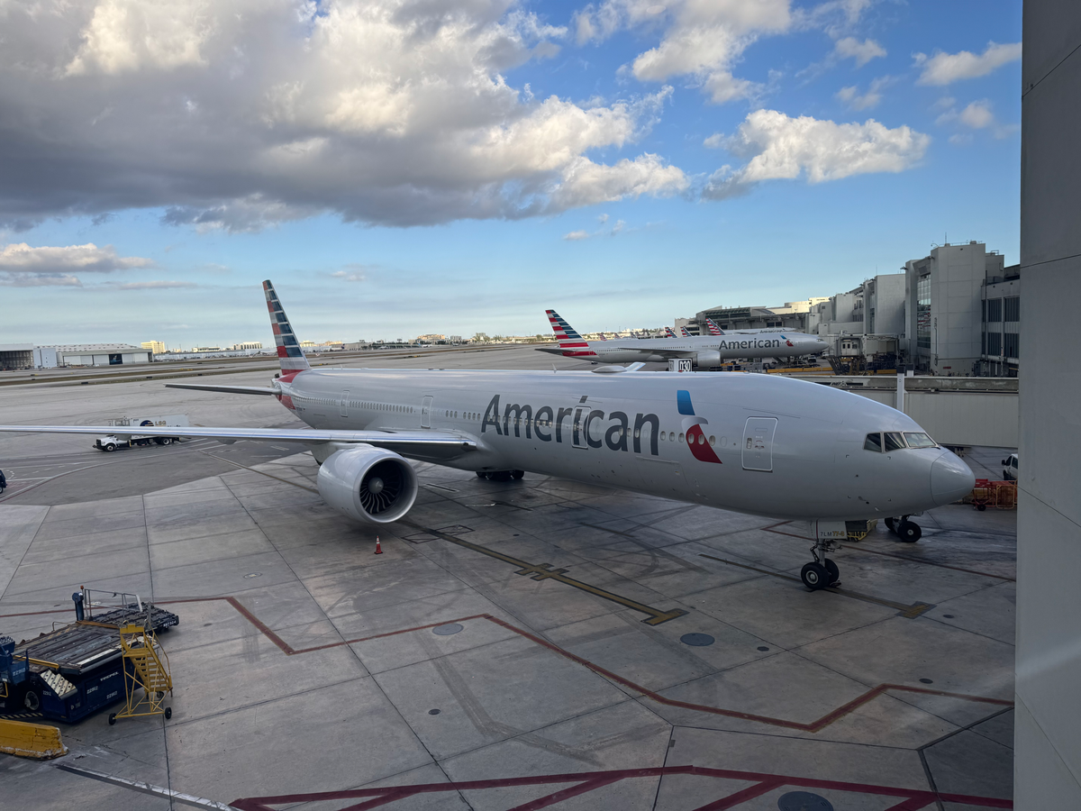 AA Flagship Lounge MIA view of planes