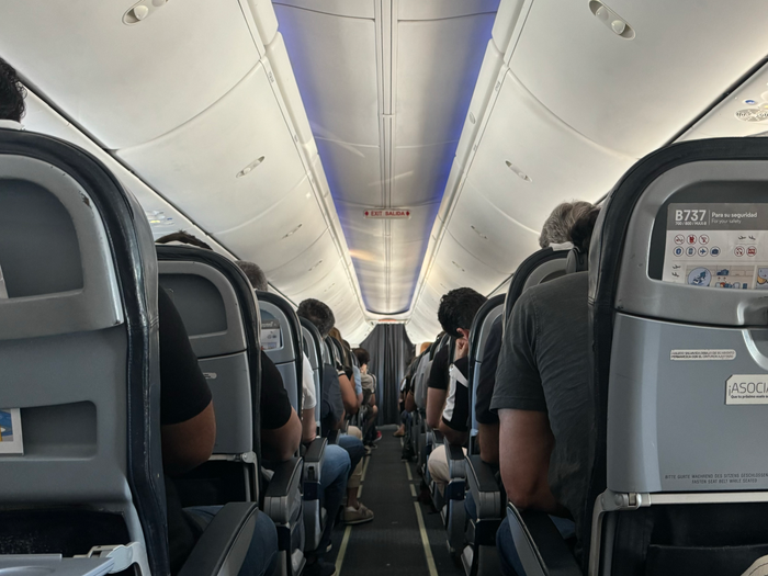 Aerolineas Argentinas B737 aisle back view