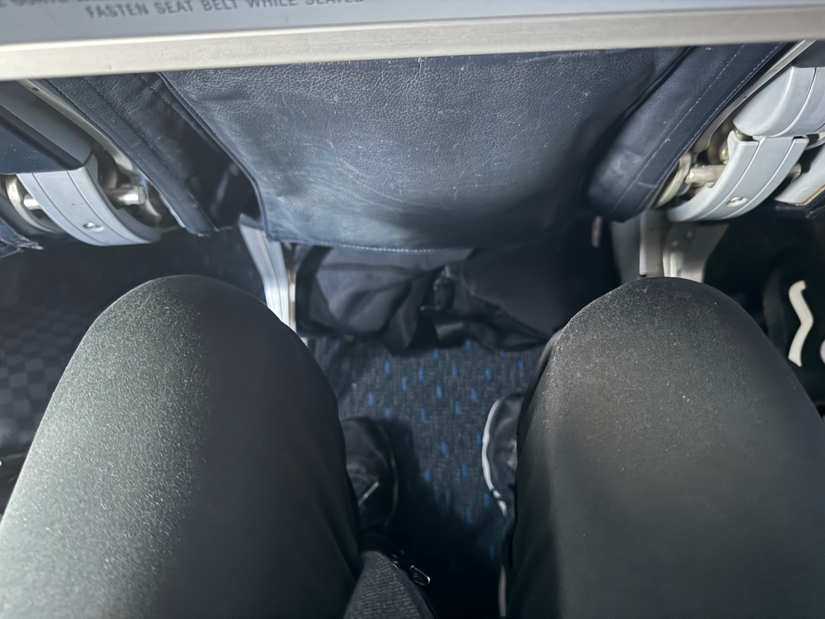 Aerolineas Argentinas B737 seat pitch knees