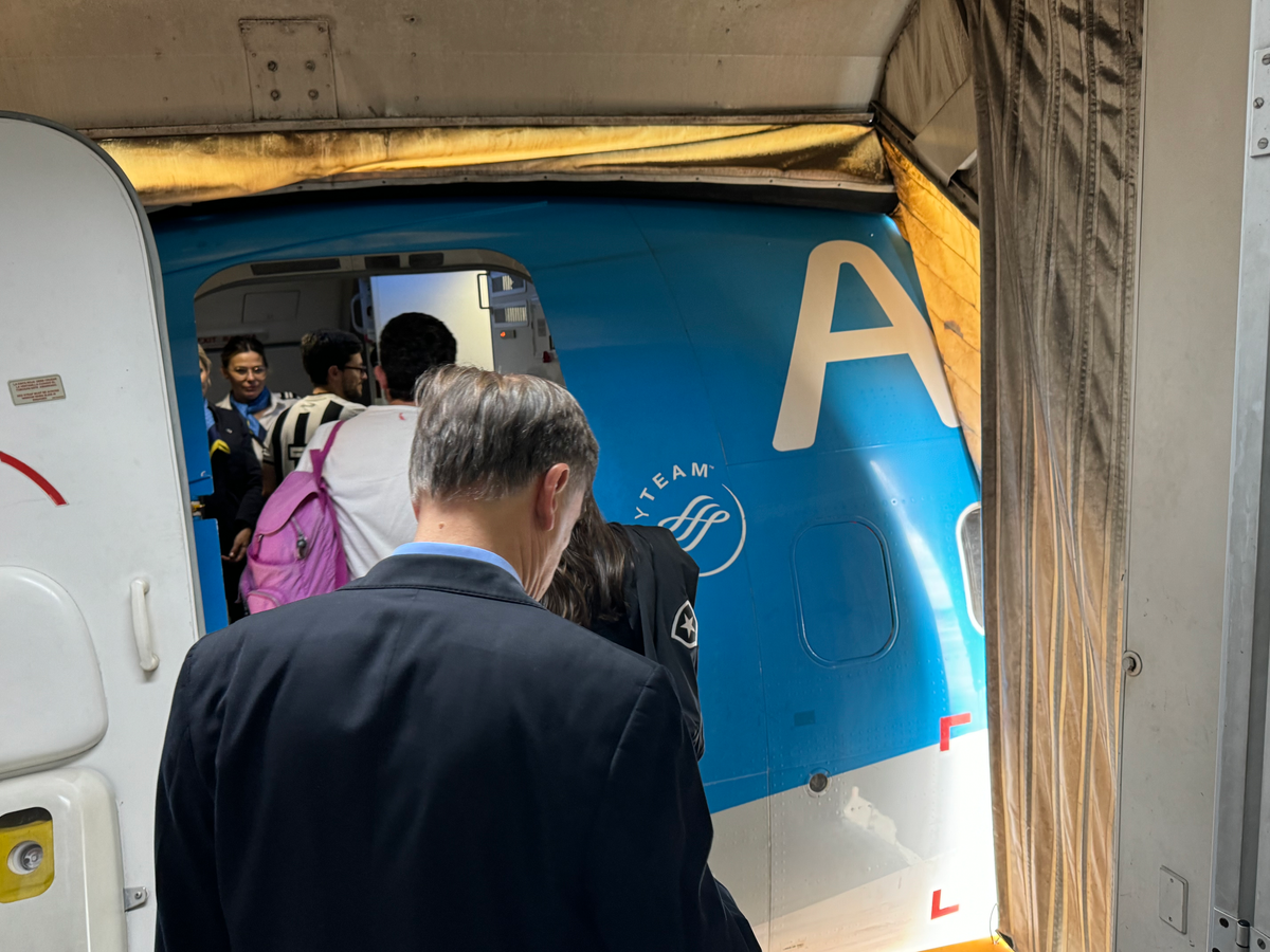 Aerolineas Argentinas jet bridge