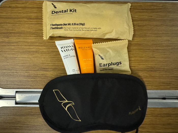 American Airlines B777 30 Business class amenity kit itens American Airlines B777 30 Business class amenity kit itens