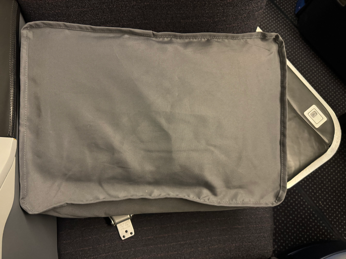 American Airlines B777 30 Business class bedding pack American Airlines B777 30 Business class bedding pack