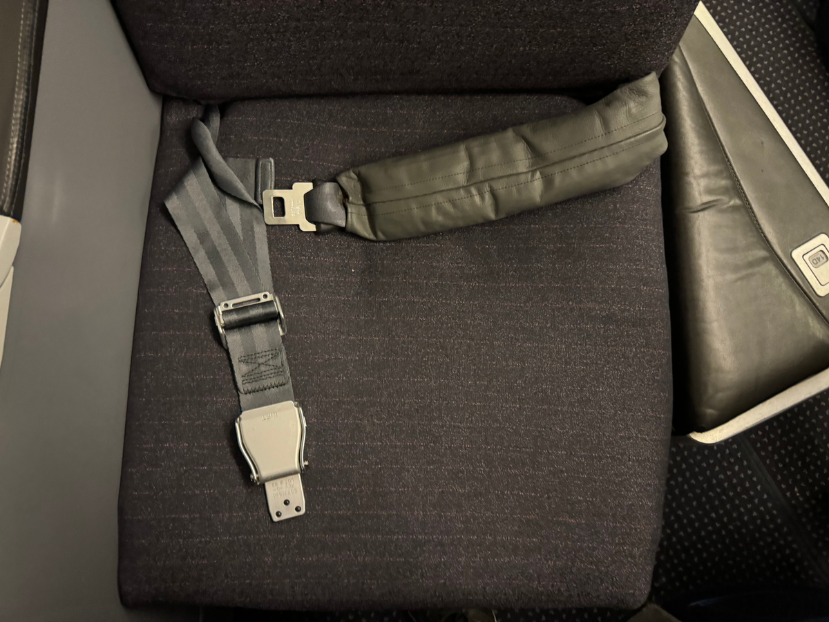 American Airlines B777 30 Business seatbelt