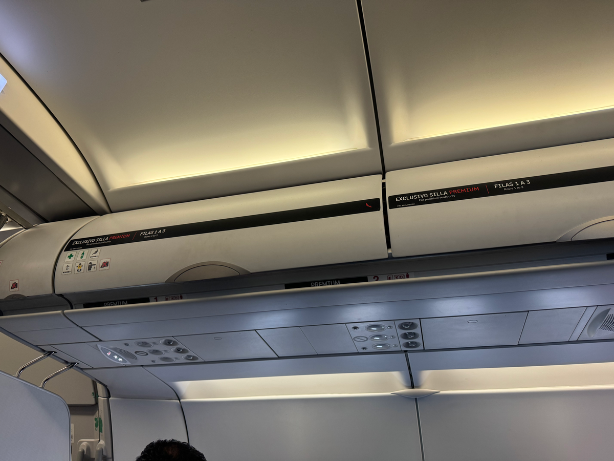 Avianca A320 premium seats overhead bins