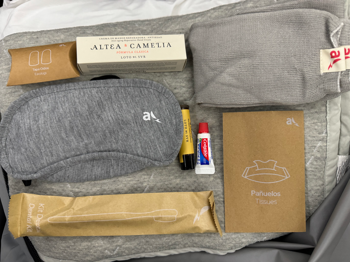 Avianca B787 8 Norwegian business amenity kit contents