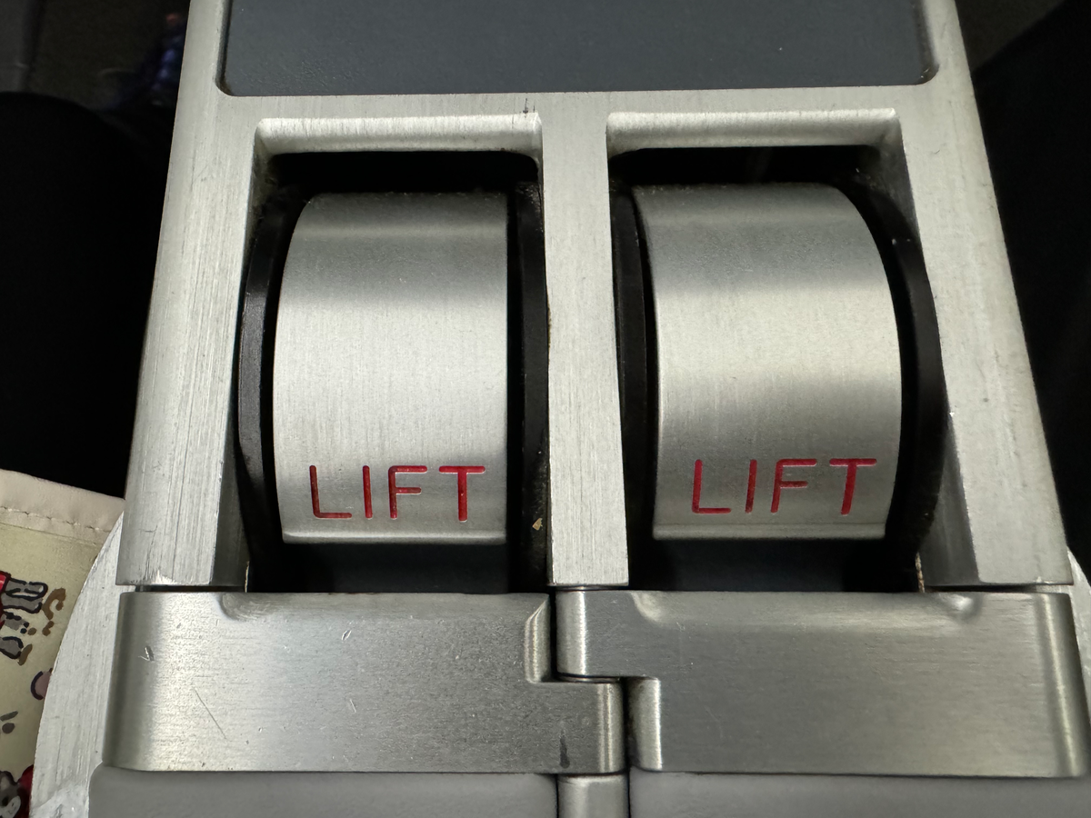 Avianca B787 8 Norwegian business entertainment system latch