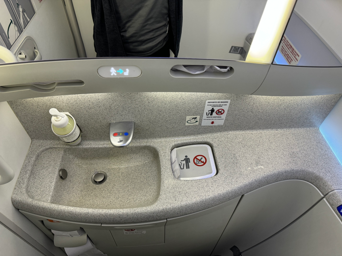 Avianca B787 8 Norwegian business lavatory sink
