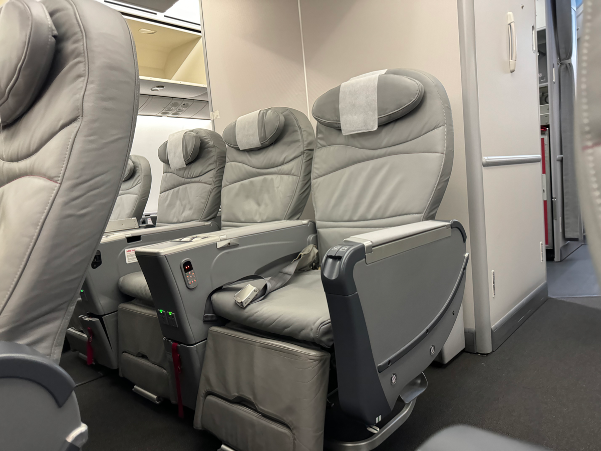 Avianca B787 8 Norwegian business middle seats