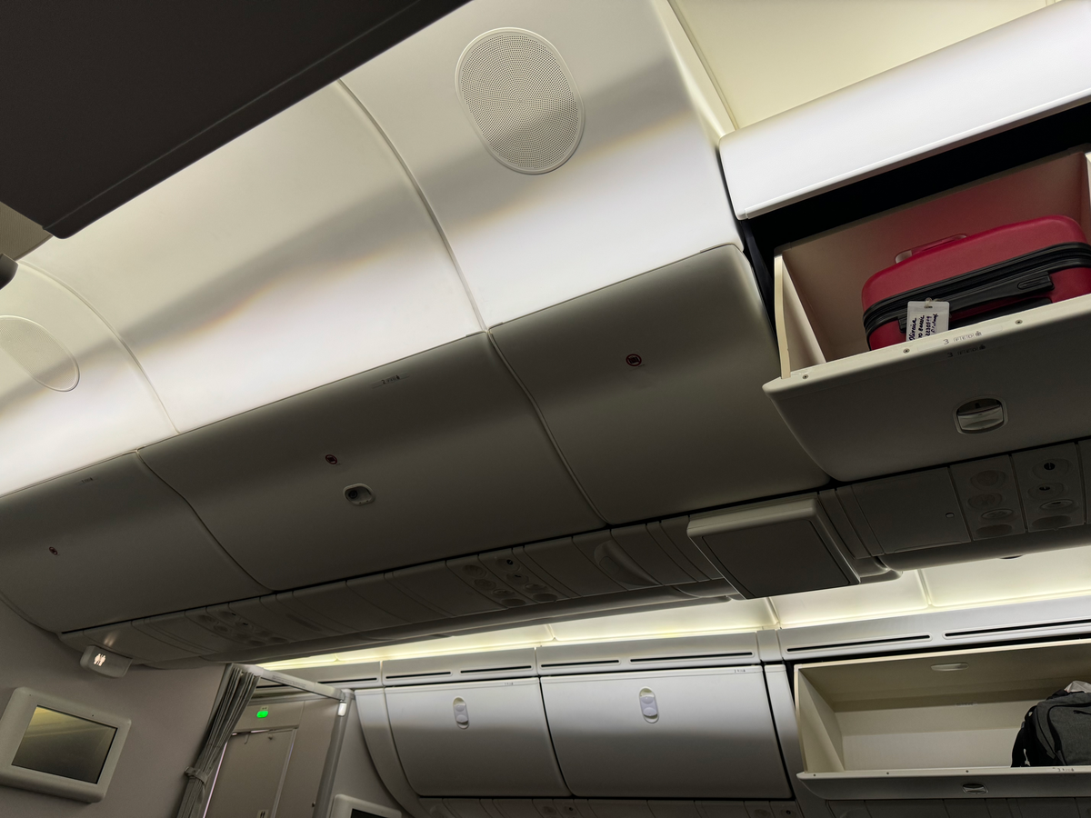 Avianca B787 8 Norwegian business overhead bins