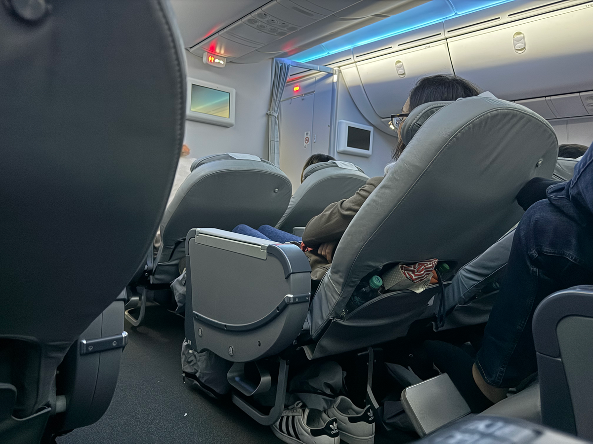 Avianca B787 8 Norwegian business recline position