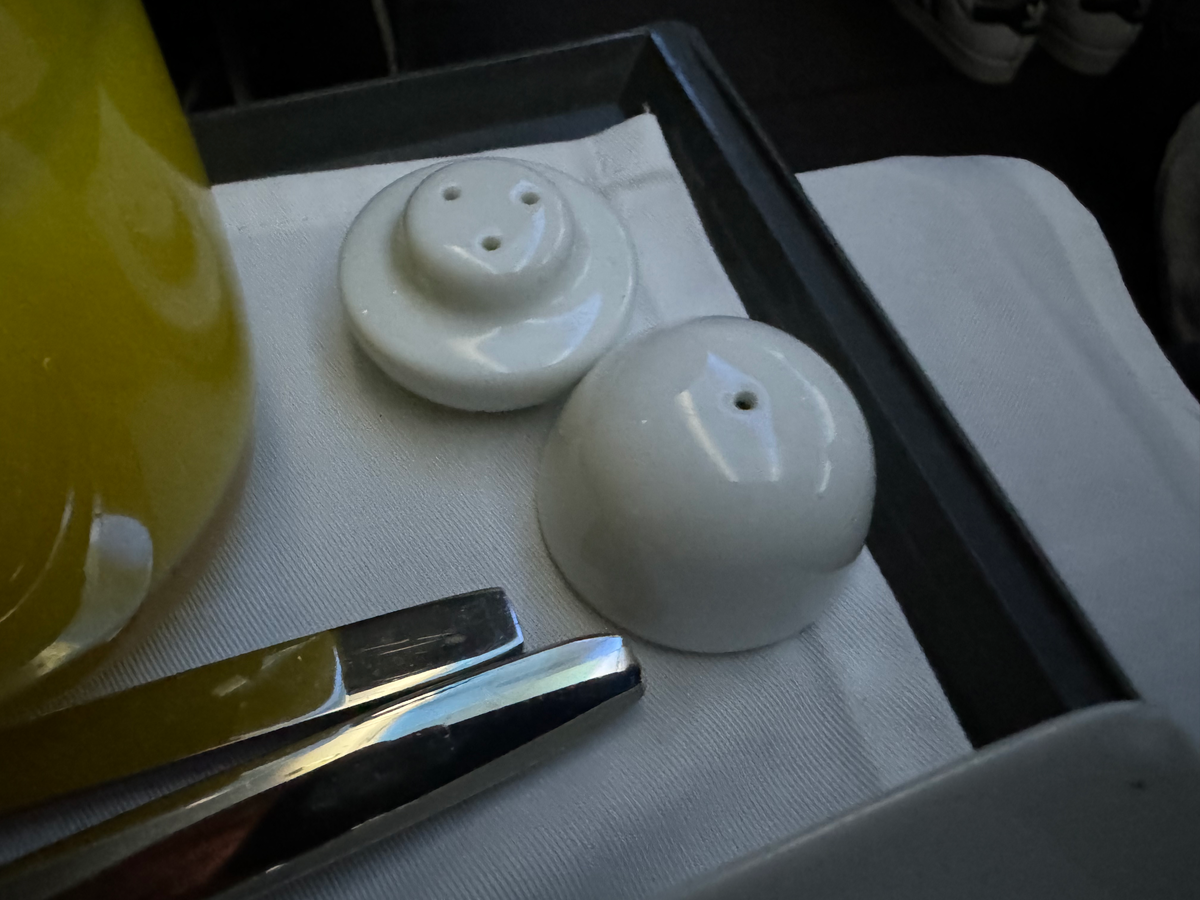 Avianca B787 8 Norwegian business salt pepper shakers