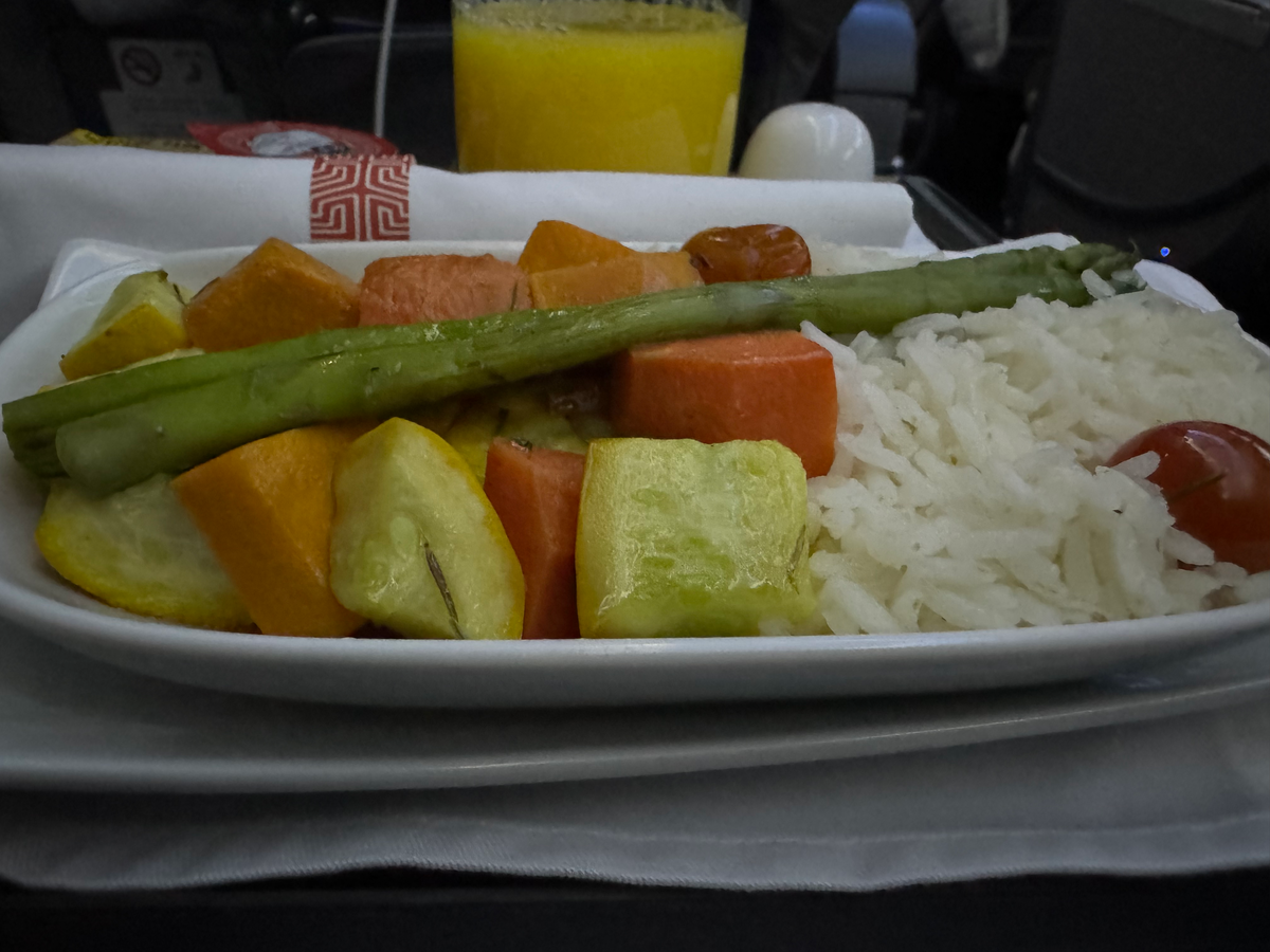 Avianca B787 8 Norwegian business vegan dinner