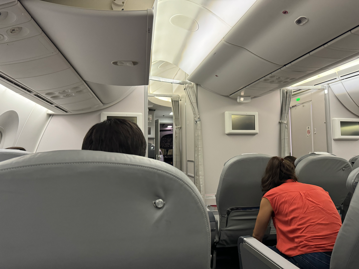 Avianca B787 8 Norwegian business view to cockpit