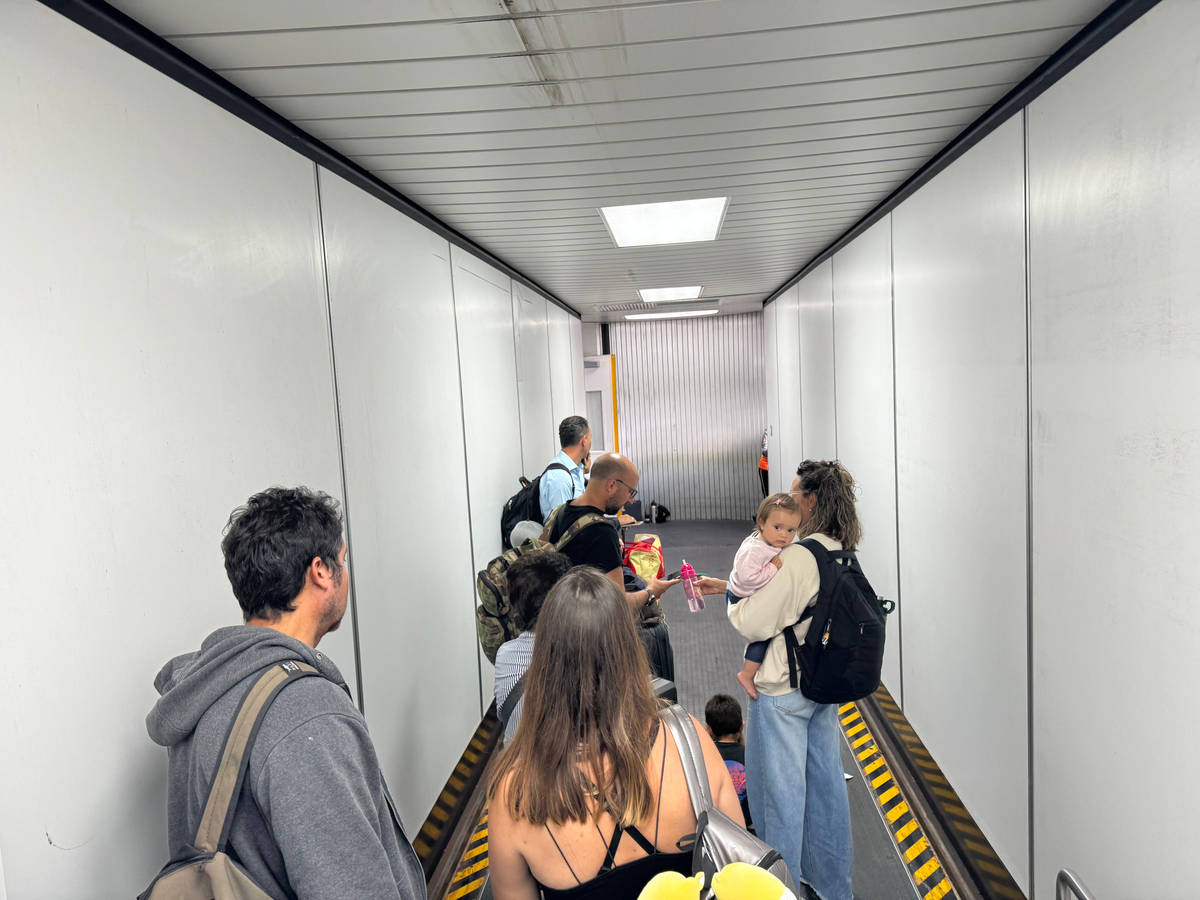 Avianca boarding CUN GOG waiting in jetbridge