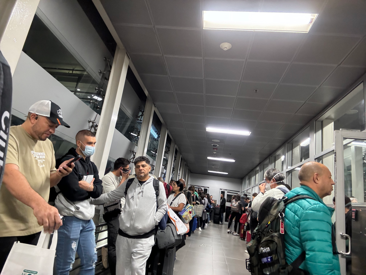 Avianca boarding snaking line in jet bridge BOG