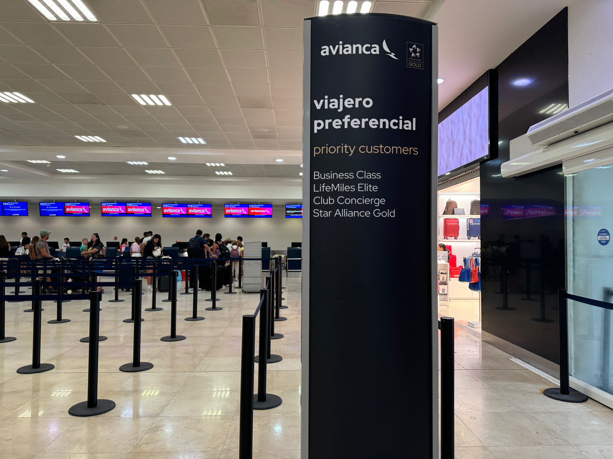 Avianca premium check in sign CUN