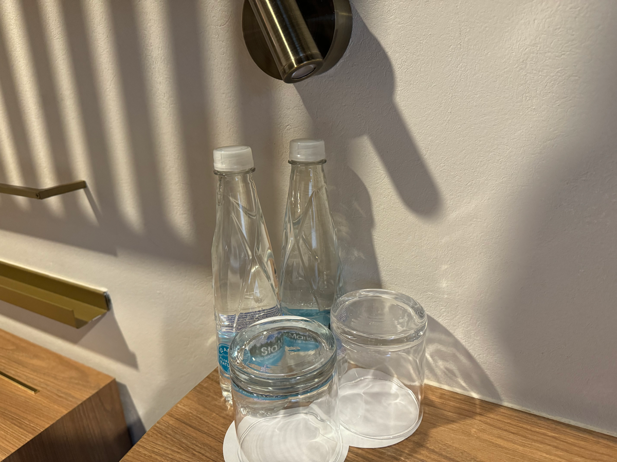 City Centro by Marriott Oaxaca bedroom water on desk