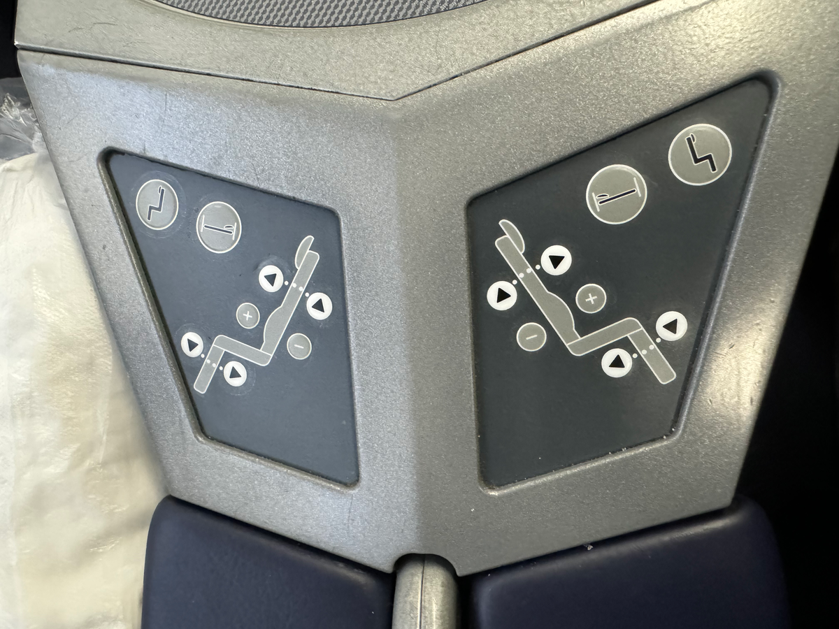 Copa Airline B737 MAX seat controls