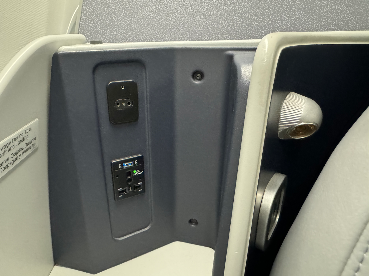 Copa Airline B737 MAX seats outlets