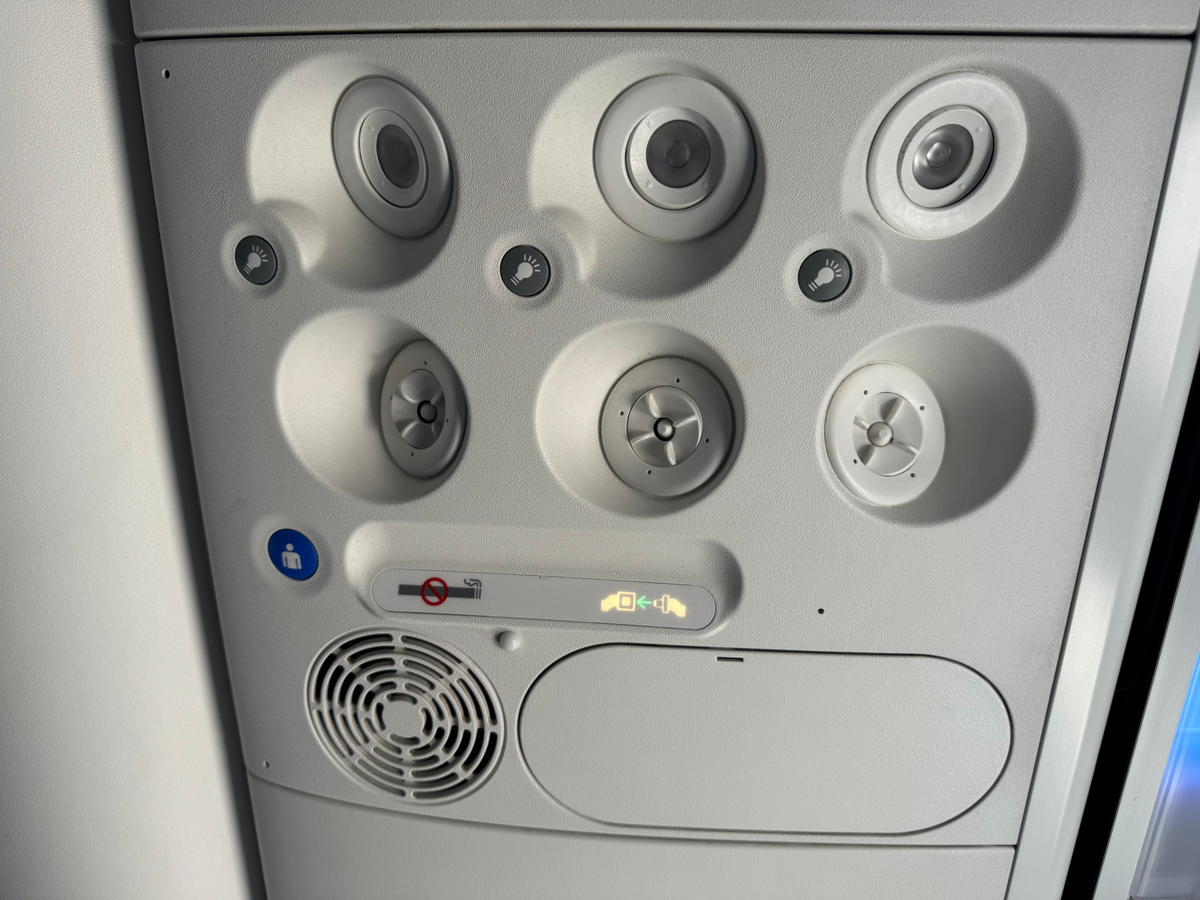 Copa Airline B737 MAX vents lights