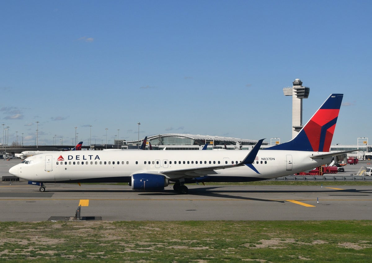 Delta Air Lines B737 800 JFK Taxiing