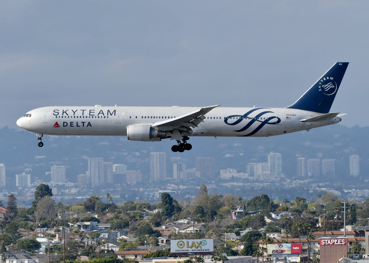 Delta Air Lines B767 400ER Skyteam landing LAX