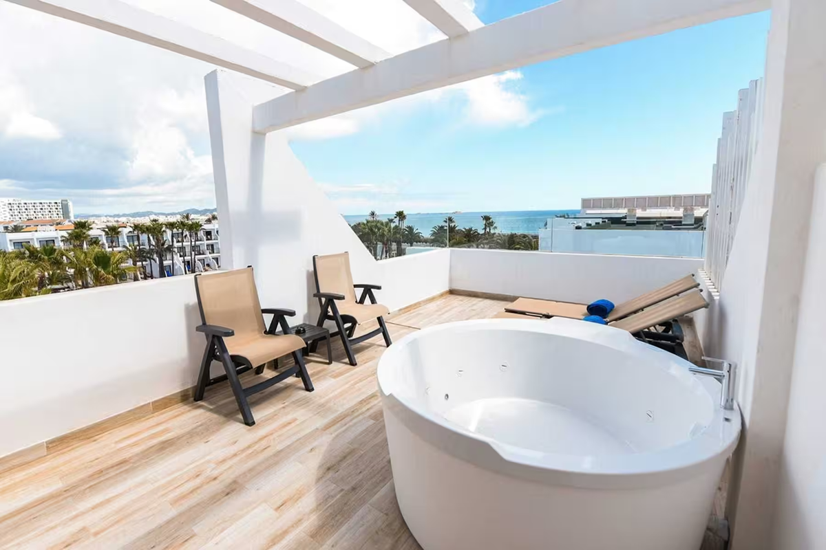 Grand Palladium White Island Resort Spa tub on balcony