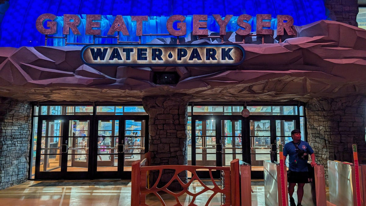 Great Wolf Lodge Webster amenities Great Geyser waterpark entrance