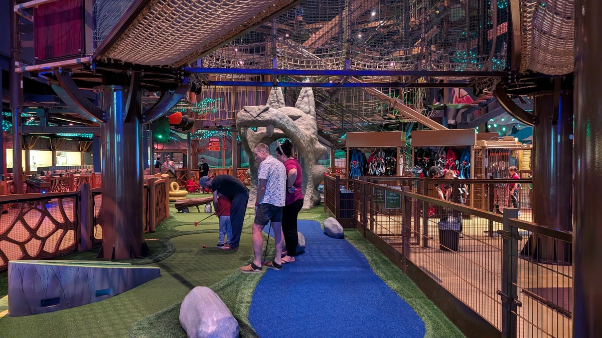 Great Wolf Lodge Webster amenities mini golf course