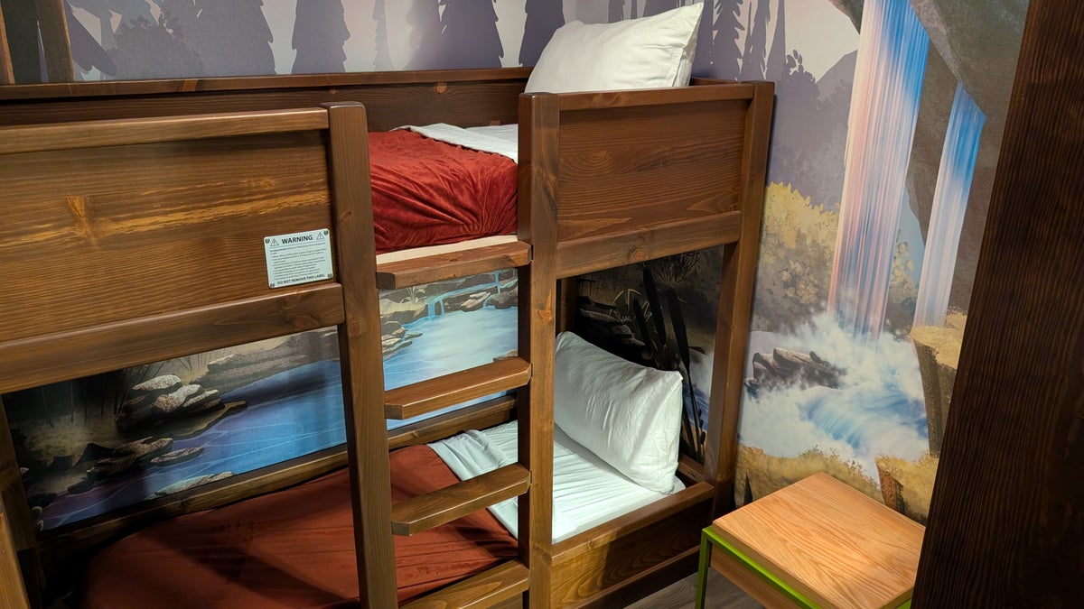 Great Wolf Lodge Webster guestroom Wolf Den bunk beds