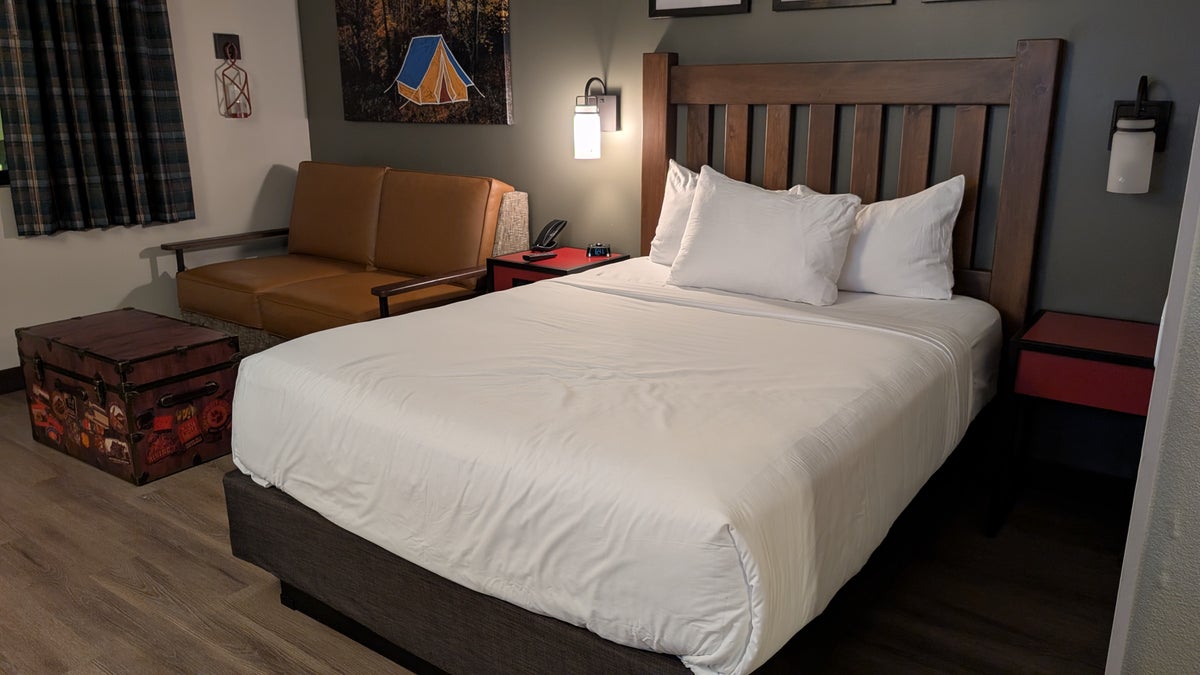 Great Wolf Lodge Webster guestroom queen bed