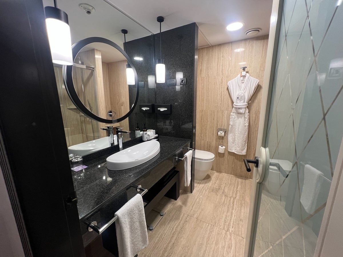 Hyatt Regency Hesperia Madrid King Room Bathroom