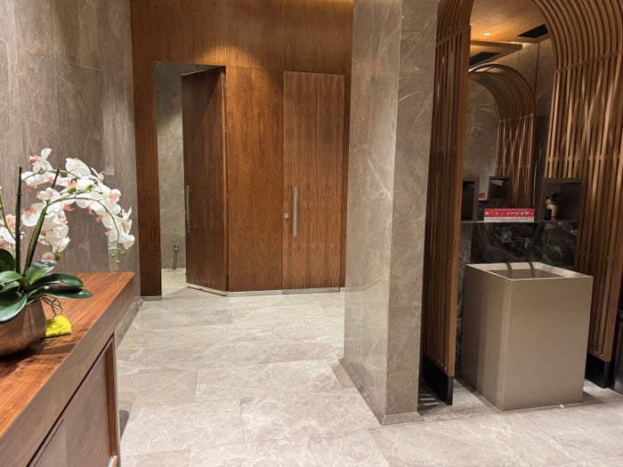IGA Lounge IST bathroom