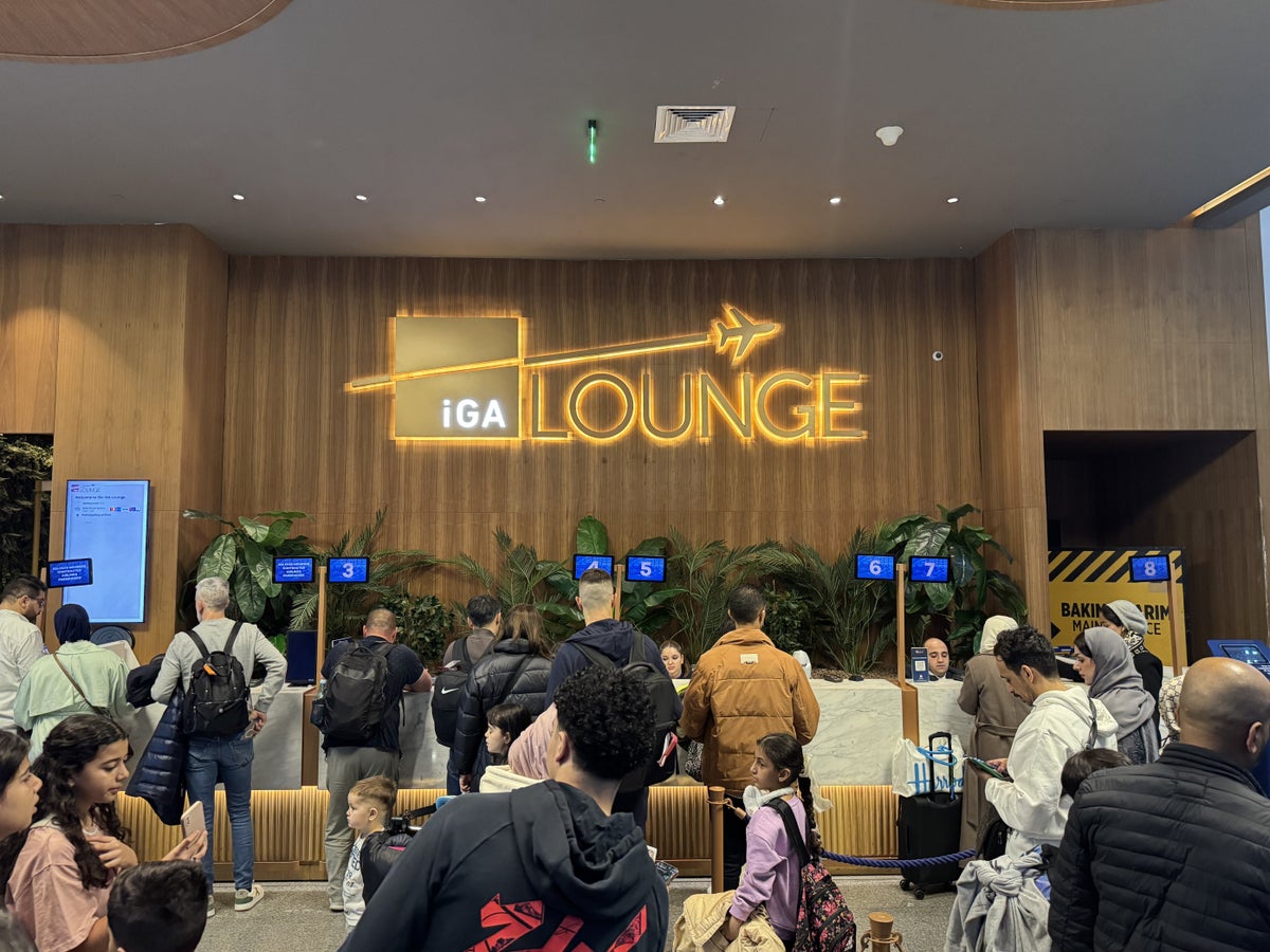 IGA Lounge IST queue