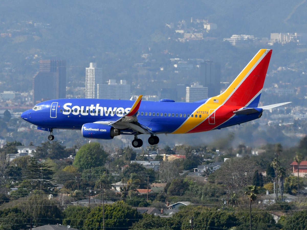 Southwest Airlines B737 700 landing LAX