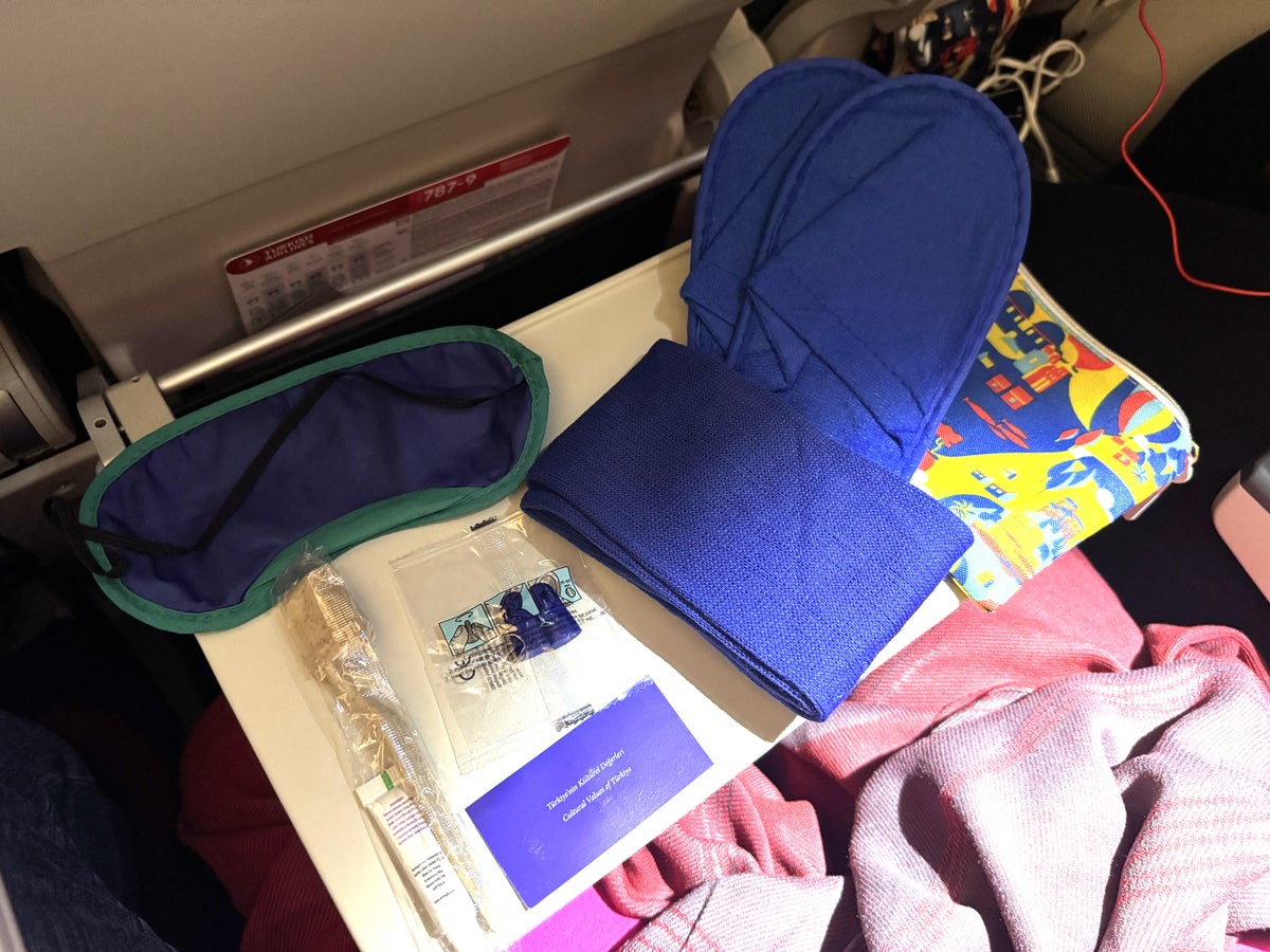 Turkish Airlines IST ATL 787 9 economy kit contents