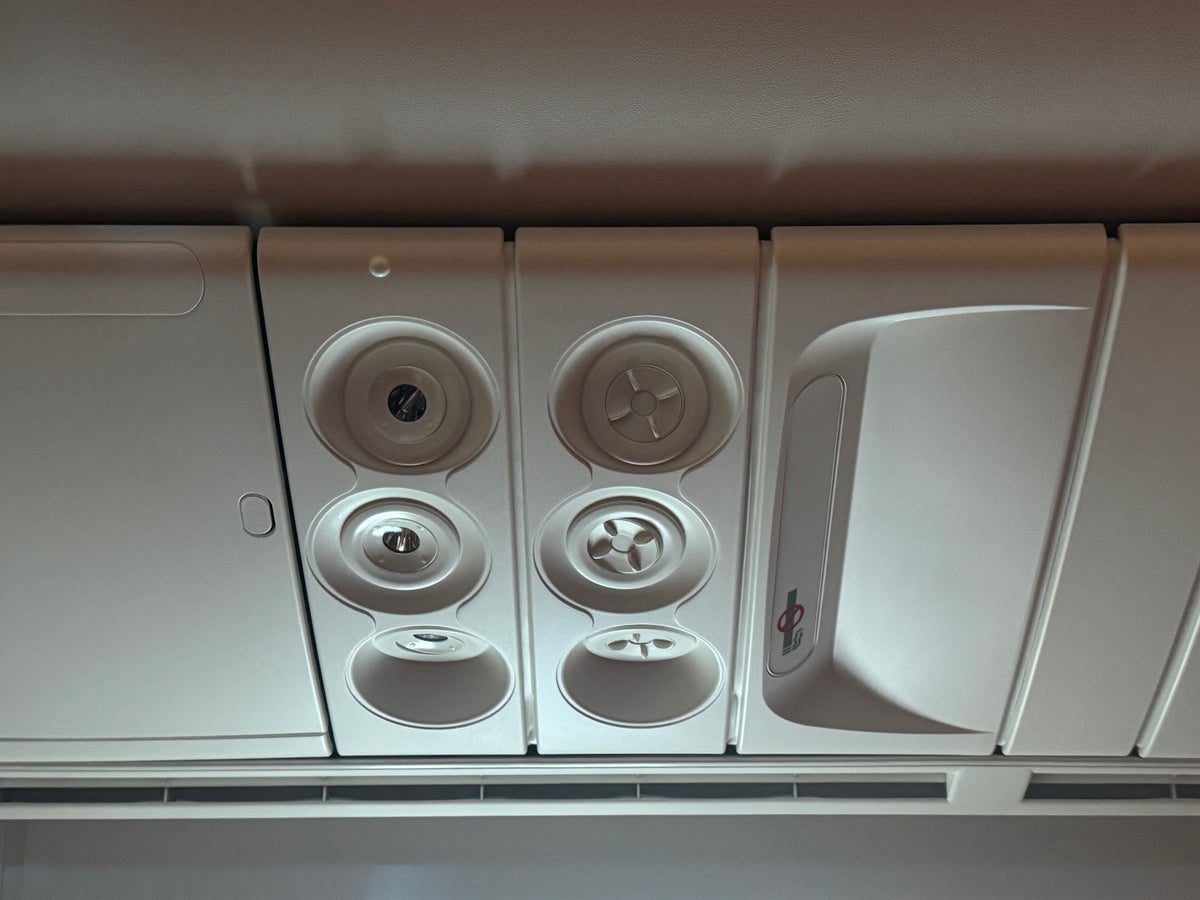 Turkish Airlines IST ATL 787 9 economy lights vents