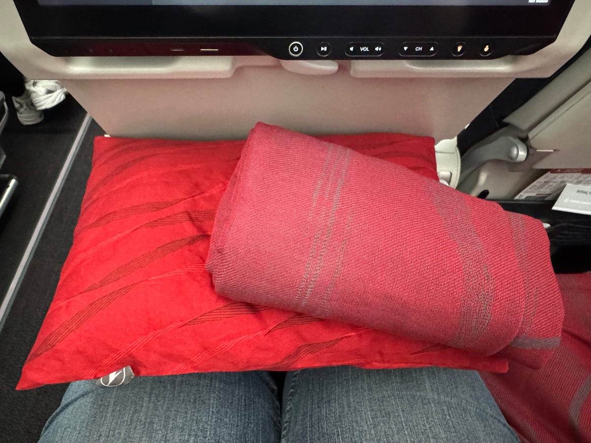 Turkish Airlines IST ATL 787 9 economy pillow blanket