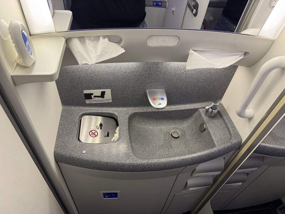 Turkish Airlines IST ATL 787 9 economy sink