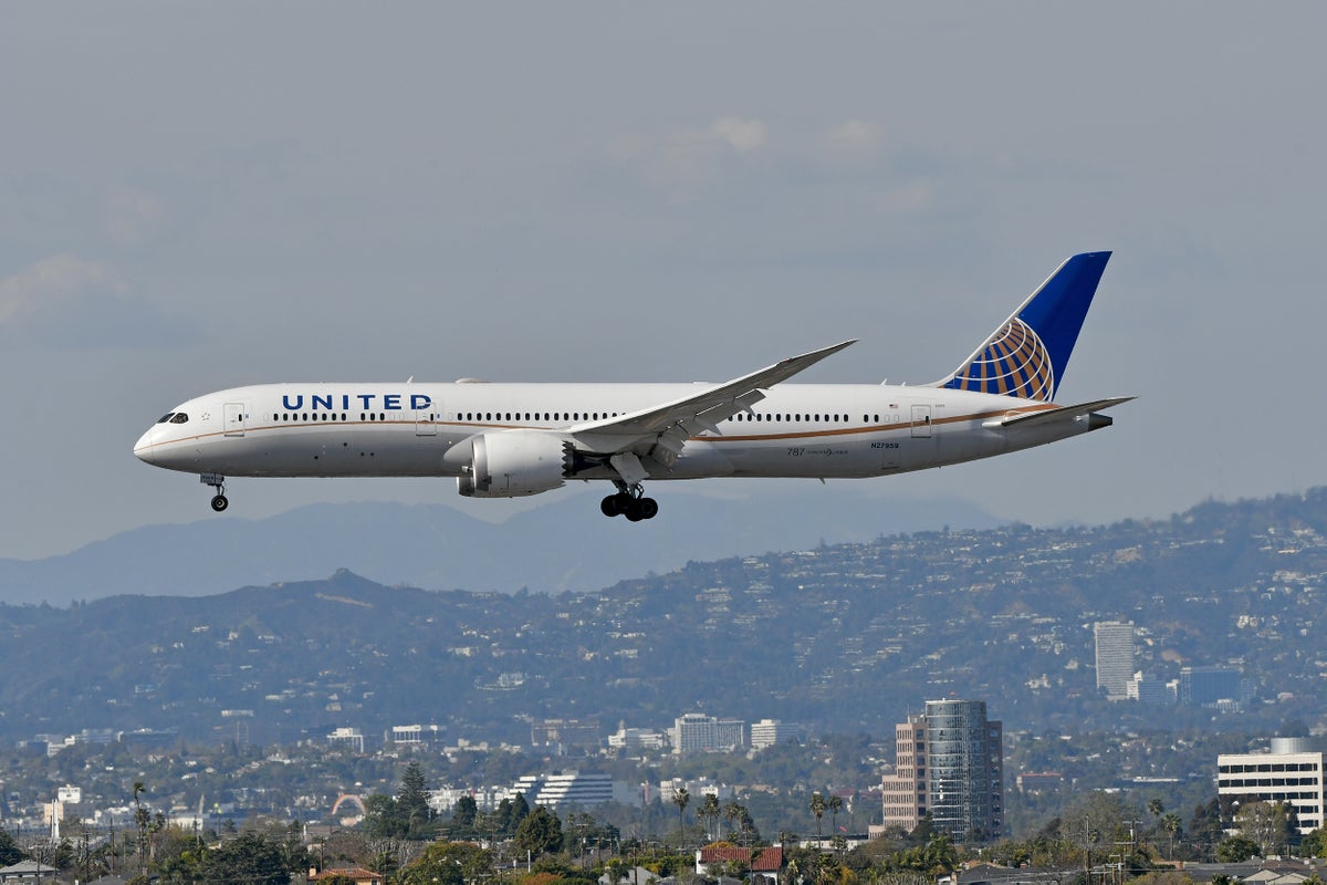 United Airlines Review: Seats, Amenities, Customer Service, Baggage Fees, and More