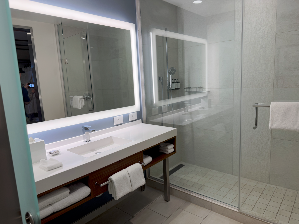 AC Hotel by Marriott Maui Wailea King Ocean View Suite bathroom