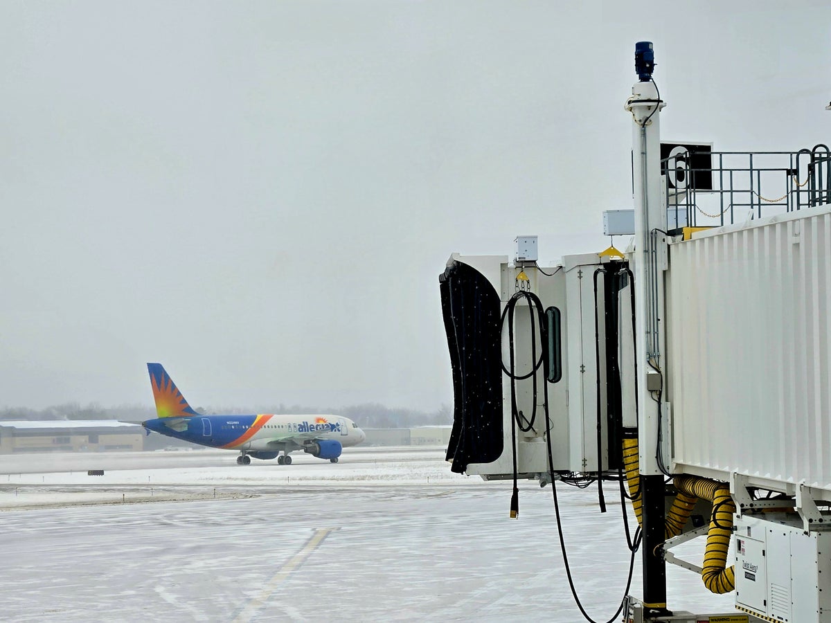 Allegiant Air departing in bad weather