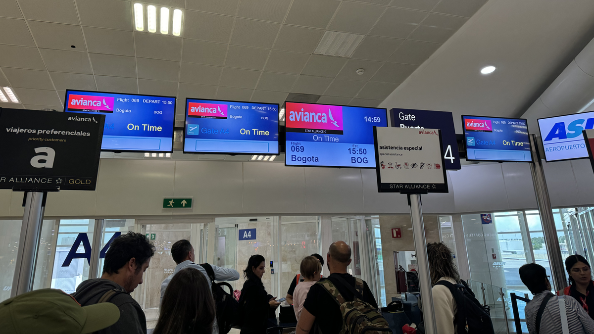 Avianca boarding CUN BOG passengers