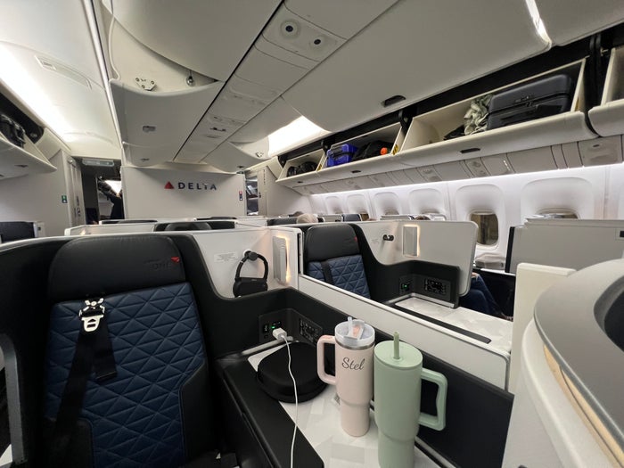 The Best Credit Cards for Earning Airline Elite Status [2026]