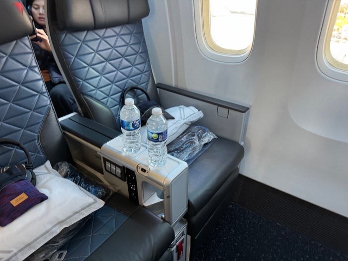 Delta Premium Select Delta Premium Select Window Seat