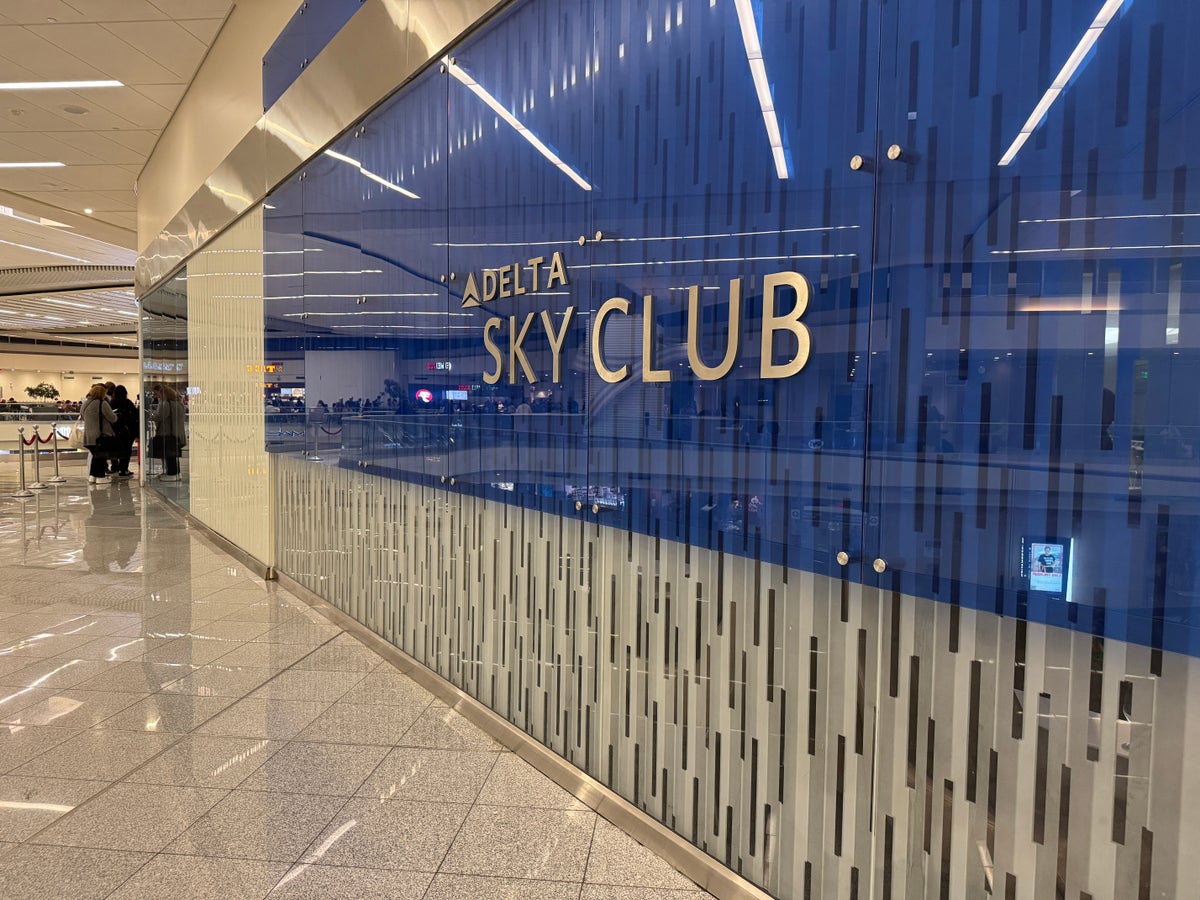 Delta Sky Club ATL International signage